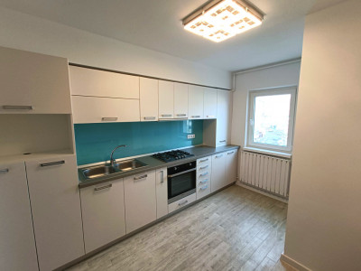 Apartament renovat cu 3 camere balcon pivnita de vanzare Strand Sibiu