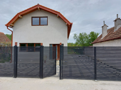 Casa deosebita amplasata intre dealuri la 25 km de Sibiu zona Toparcea