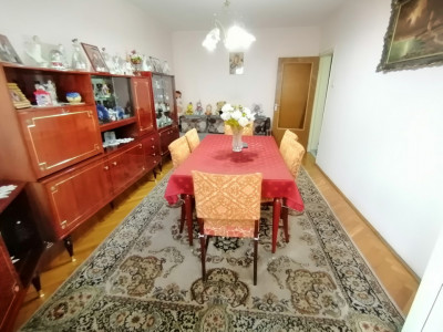 Apartament decomandat 3 camere 2 bai balcon pivnita Vasile Aaron Sibiu