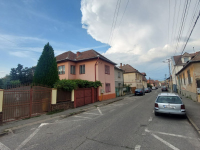 Casa de vanzare cu teren 763 mp si 5 camere 178 mpu zona Lupeni Sibiu