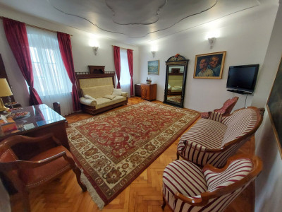 Apartament de vanzare 3 camere 77 mpu pivnita anexa Centru Istoric