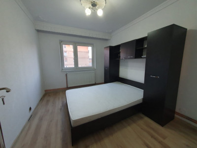 Apartament decomandat 3 camere 2 bai 86 mp utili Bulevardul Unirii