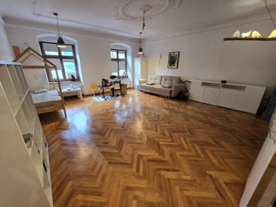 Apartament decomandat de vanzare cu pivnita in Centrul Istoric Sibiu 