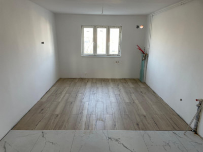 Apartament de vanzare cu 2 camere decomandate si balcon 