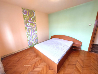 Apartament de vanzare decomandat 3 camere 2 bai etaj intermediar