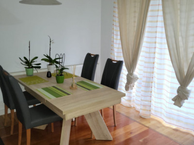 Apartament de inchiriat 3 camere parter balcon loc parcare zona Lupeni