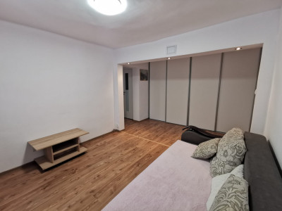 Apartament cu 3 camere decomandate la parter inalt in zona Terezian