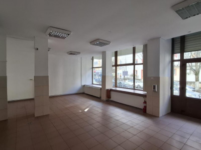Spatiu comercial 120 mpu cu vitrina 8m si vad pietonal Valea Aurie