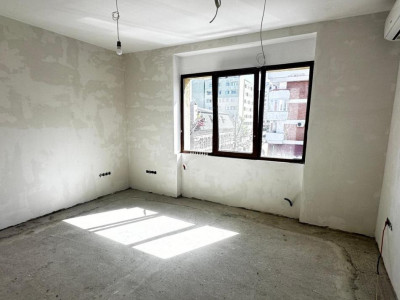 De vanzare apartament 3 camere 56mp nemobilat cu balcon Central