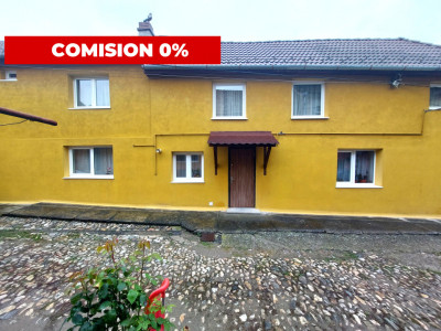 Casa in zona centrala 5 camere 2 bucatarii 3 bai curte comuna Cisnadie