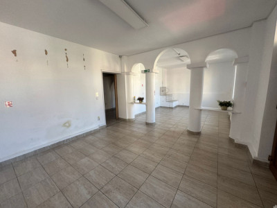 Spatiu comercial de inchiriat 3 camere 80 mpu Calea Dumbravii Sibiu