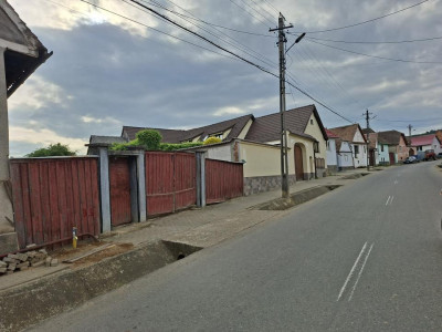 Casa individuala de vanzare in Poplaca -acces auto si strada asfaltata