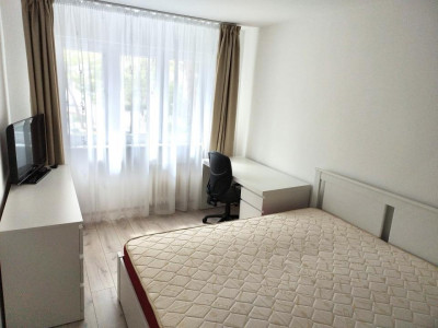 Apartament cu 3 camere de vanzare in Manastur zona Piata Flora cu boxa