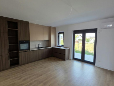 Apartament de vanzare nou nelocuit cu curte proprie si parcare