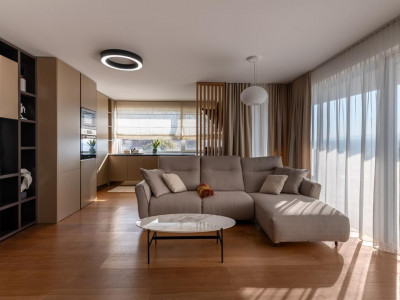 Apartament de lux de vanzare cu 3 camere cu gradina de 200 mp 