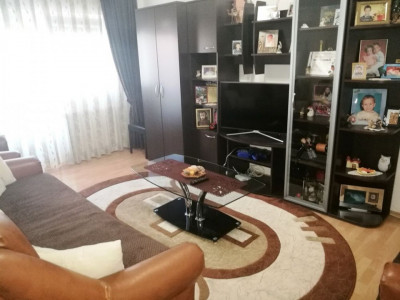 Apartament cu 3 camere decomandate de vanzare in zona Vasile Aaron